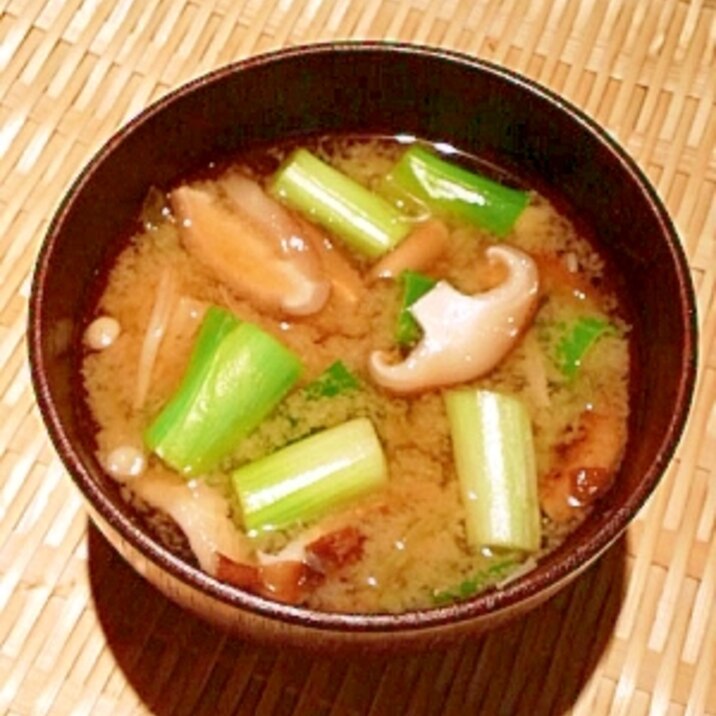 キャベツの芯捨てないよ!節約お味噌汁。